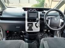 A picture of TOYOTA NOAH