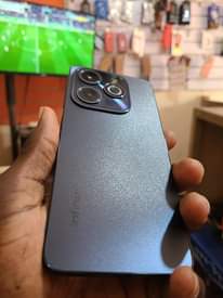 A picture of Infinix Hot 40i. 128 gb ram nyingi tu. Nipe 190k