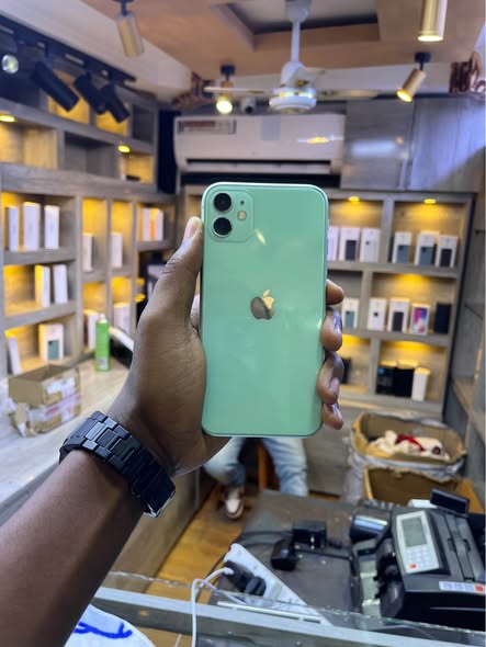 A picture of IPHONE 11plain