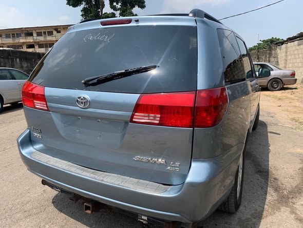 A picture of Toyota sienna le