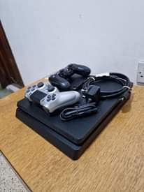A picture of Ps4 slim Uk version