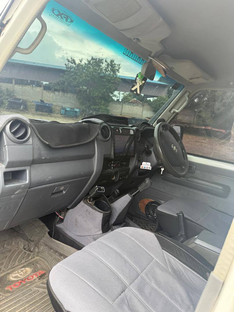 A picture of land cruiser pickup double cabin 79