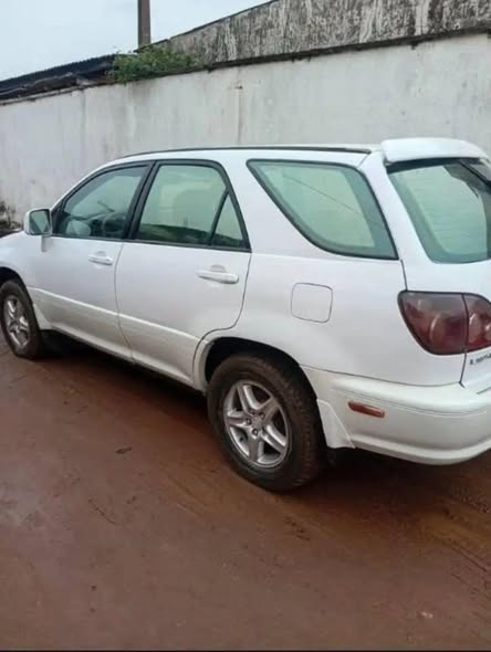 A picture of Lexus Rx 300
