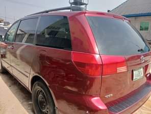 A picture of EXTREMELY CLEAN 2005 MODEL TOYOTA SIENNA Sound Engine Smooth Gear