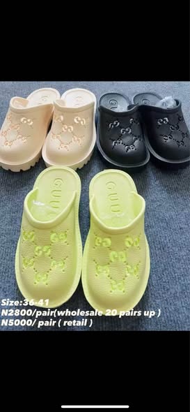 A picture of Crocs man slippers woman slippers flats