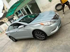 A picture of Registered Hyundai Elantra 2011 Thumbs Start and engine and gear