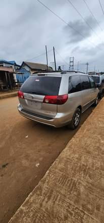 A picture of Pure firstbody Toyota Sienna 2006 09035437706
