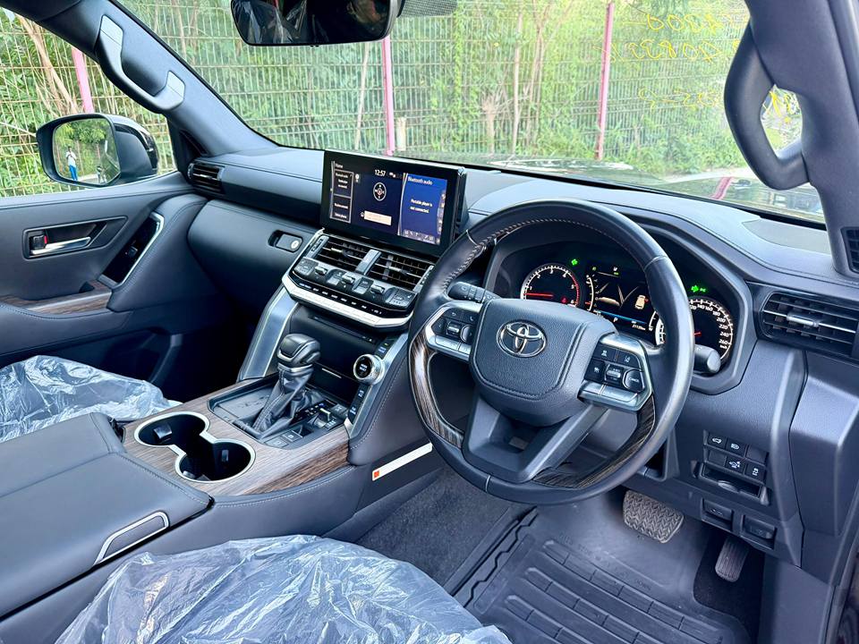 A picture of 0718998880 LC ZX 300 Series Milion 375tsh Year 2024 Odo20