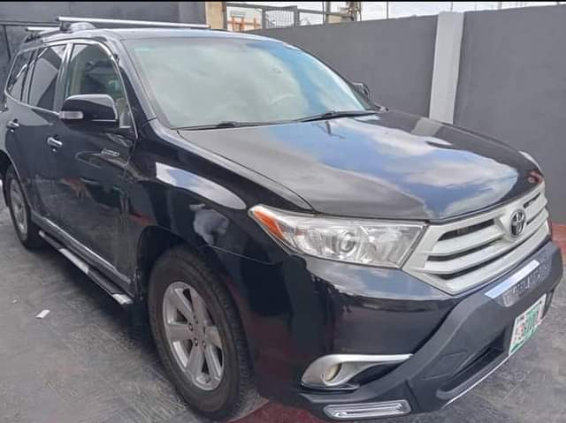 A picture of Toyota Highlander 2013 buy and drive engine and gear working