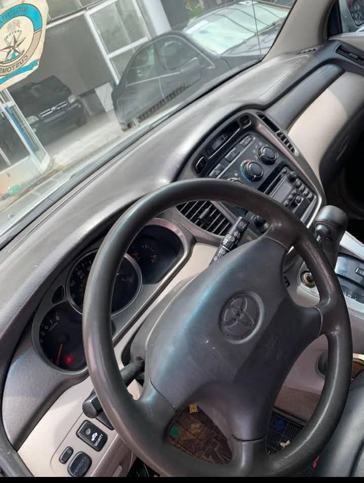 A picture of 2002 Toyota 2002