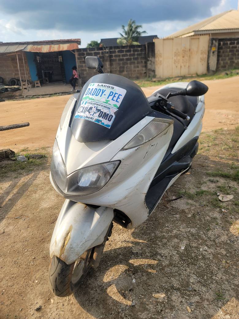 A picture of Yamaha 400cc scooter bike 07039015650