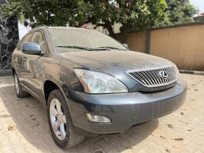 A picture of Lexus rx 330 2006 model
