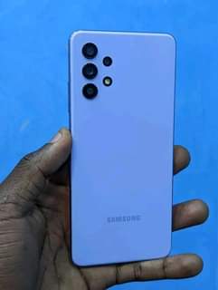 A picture of Samsung A32 perfect condition. Call or whatsapp dm me on