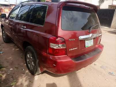 A picture of Wine red Toyota highlander
