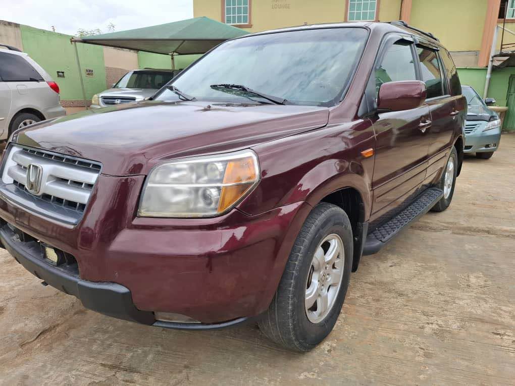 A picture of Honda pilot 2005