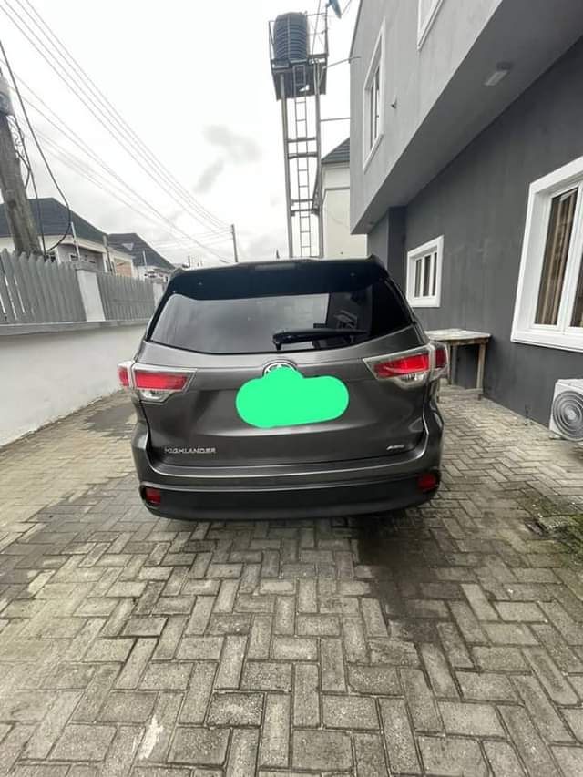 A picture of Neatly used Toyota Highlander 2015 limited edition complete first body