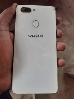 A picture of oppo reno 5