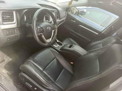 A picture of Distress foreign used 2016 Toyota highlander xle White on black