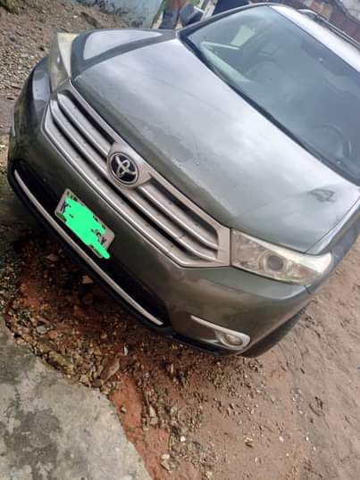 A picture of Clean Toyota Highlander 20 3 model on distress sale buy