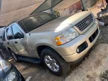 A picture of Very sharp ford explorer 2005 model with everything intact in