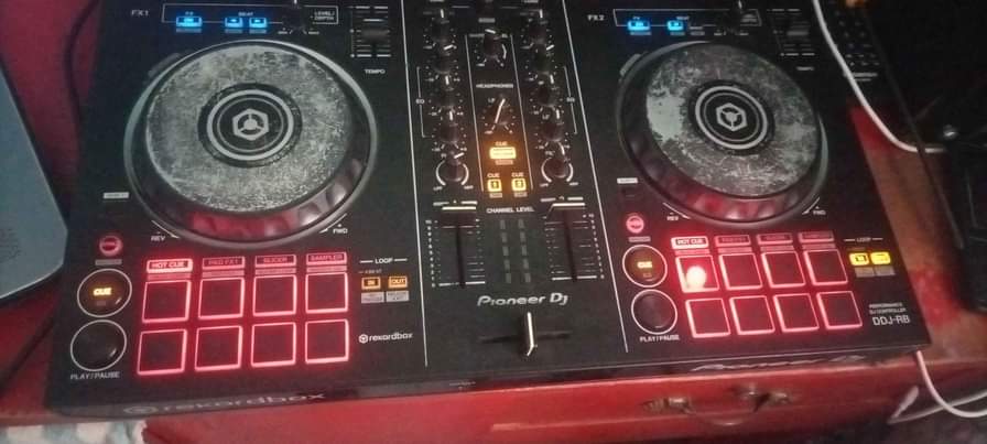 A picture of PIONEER DDJ RB RECORD BOX
