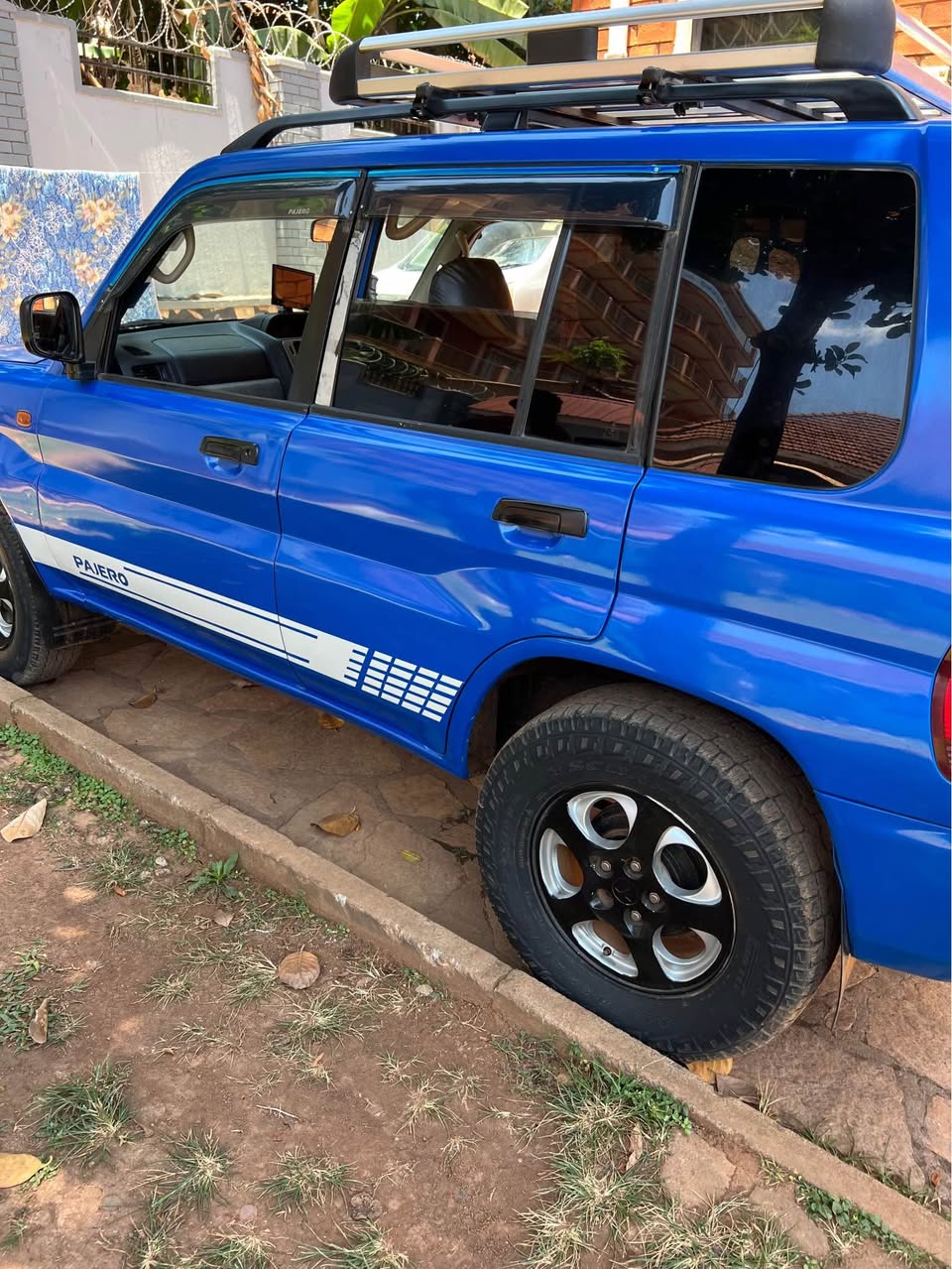 A picture of Mitsubishi pajero io