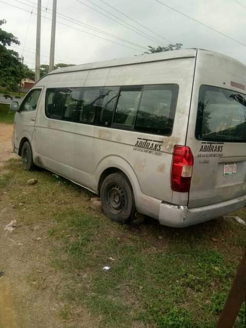 A picture of 2005 Toyota Hiase 2 7