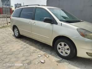 A picture of Toyota Sienna 2005 model 1st flash on 1st body Sound
