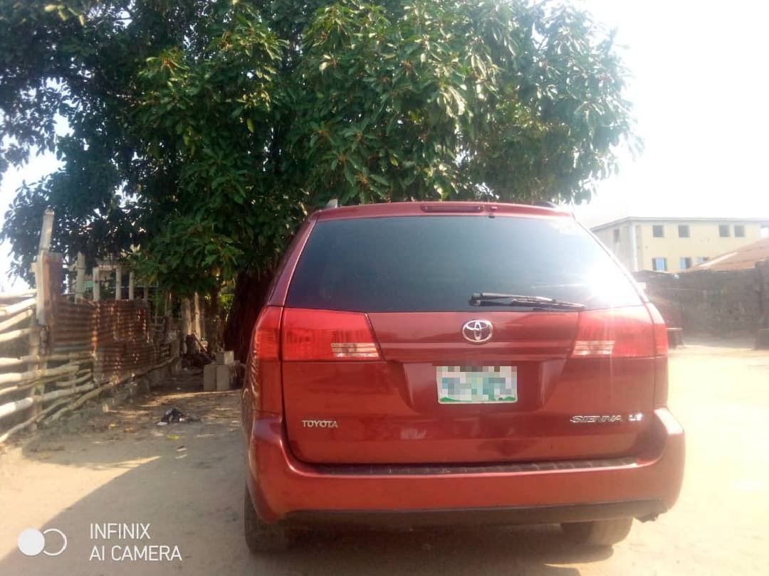 A picture of Toyota Sienna 2005