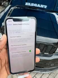 A picture of Ipbone X 256gb And Iphone 11 128gb double line