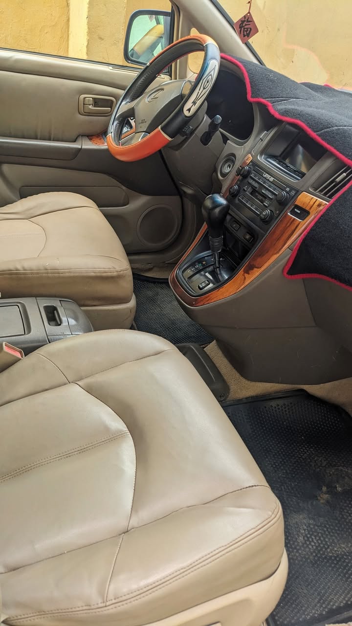 A picture of LEXUS RX 300