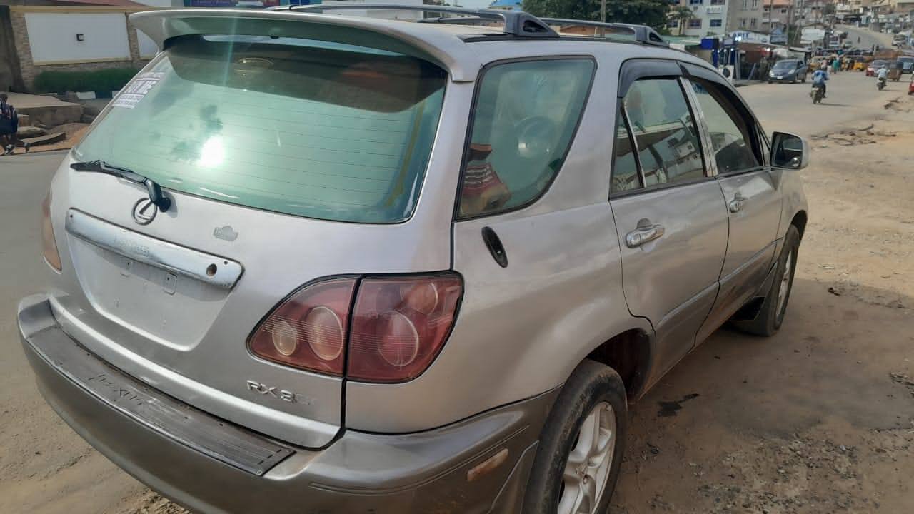A picture of Lexus Rx300 2000 Model