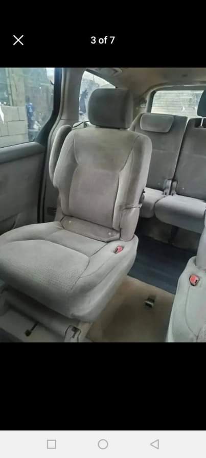 A picture of DEALER MARKET DEALER MARKET 2006 Toyota Sienna flash on first