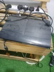 A picture of PS 4 na PS 3