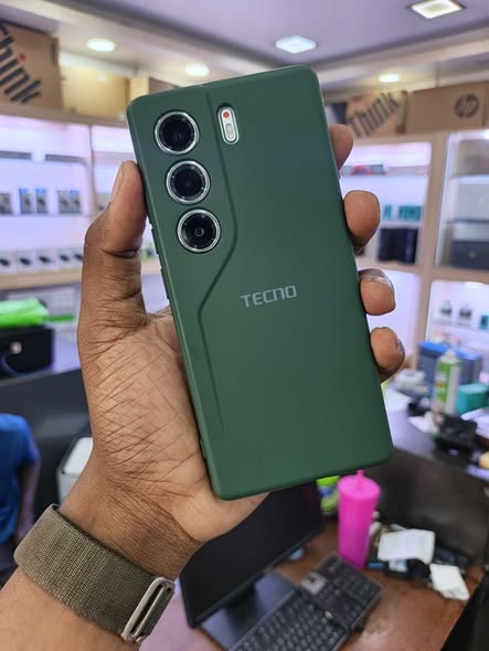 A picture of TECNO CAMON 40 PRO FOR LIPA MDOGO MDOGO