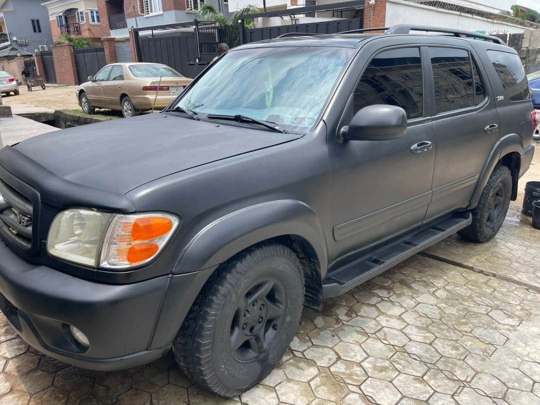 A picture of Toyota sequoia 2004