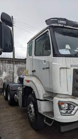 A picture of HOWO TRACTOR NX400 380
