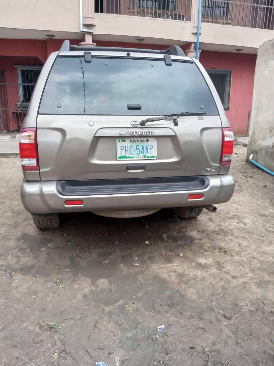 A picture of Nissan Pathfinder 2001