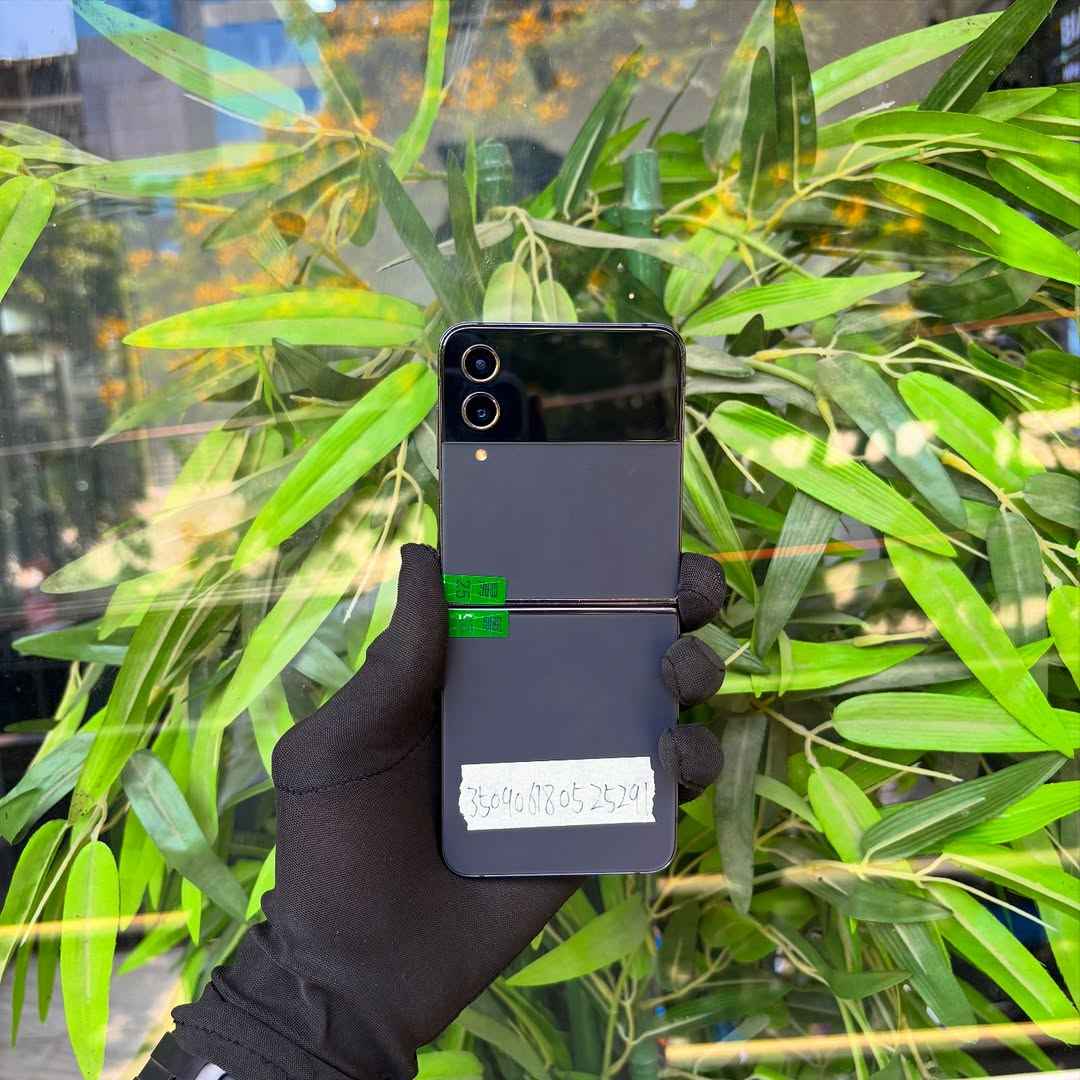 A picture of Samsung flip 4