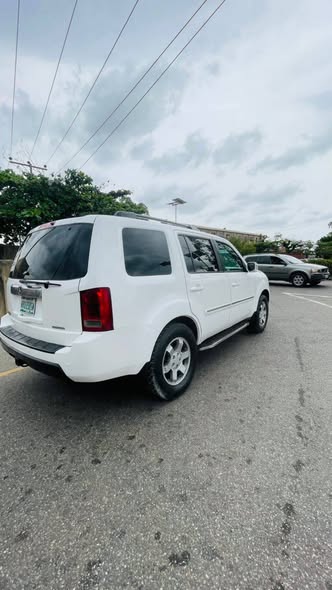 A picture of Honda pilot 2010