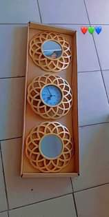 A picture of set ya saa na vioo vyake