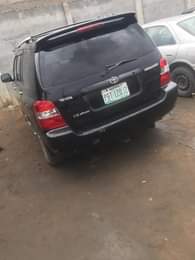 A picture of Toyota Highlander 2003 model 2 rows Engine is good Gear