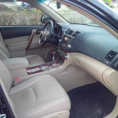 A picture of 2012 Model Toyota Highlander is going for 4 2M Call