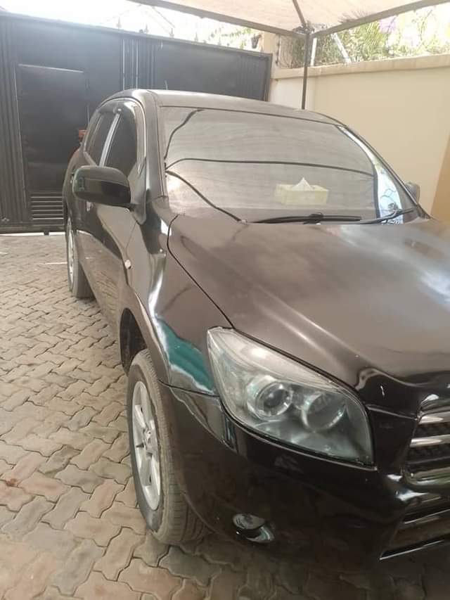 A picture of TOYOTA RAV4 2005