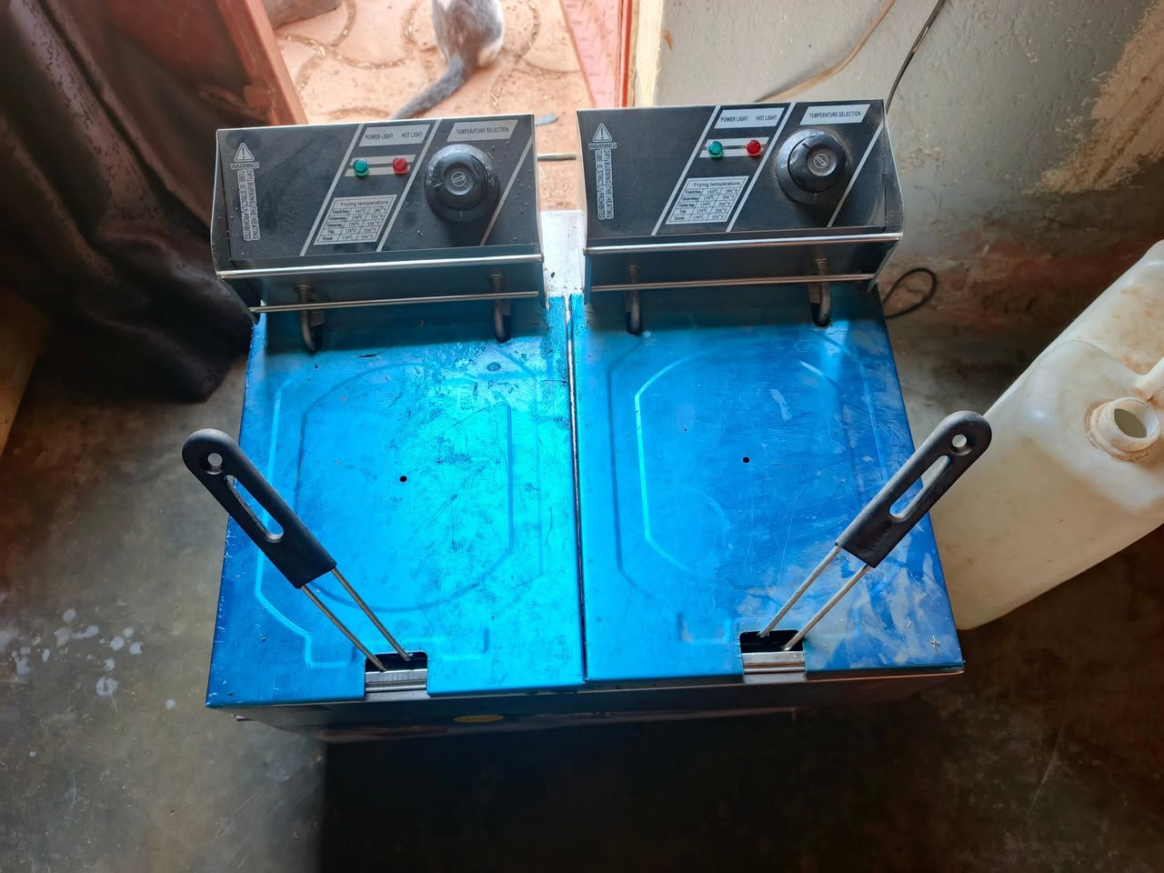 A picture of Electric deep fryer nima brand Japanese