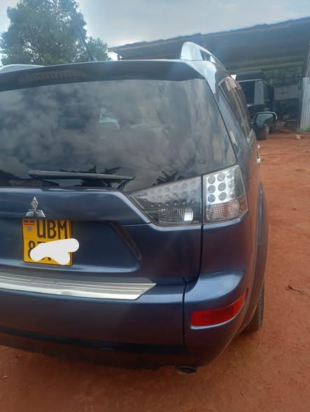 A picture of MITSUBISHI OUTLANDER