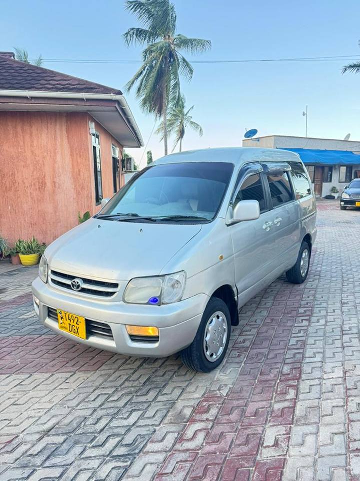 A picture of TOYOTA NOAH SR20 2000