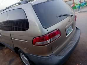 A picture of neatly used sienna 2001 model with untempered engine and gear
