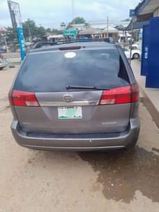 A picture of Toyota sienna 2005