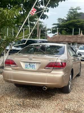 A picture of SUPER SHARP FIRST BODY LEXUS ES330 2006 MODEL WITH UNTAMPERED
